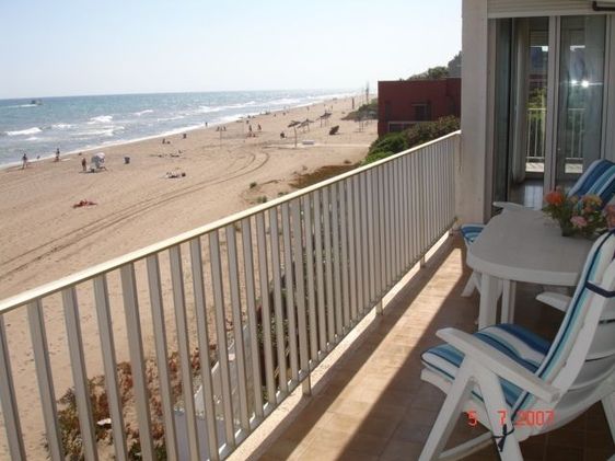 Vista de la playa desde un apartamento de los apartamentos GAVAMAR de Gav&agrave; Mar